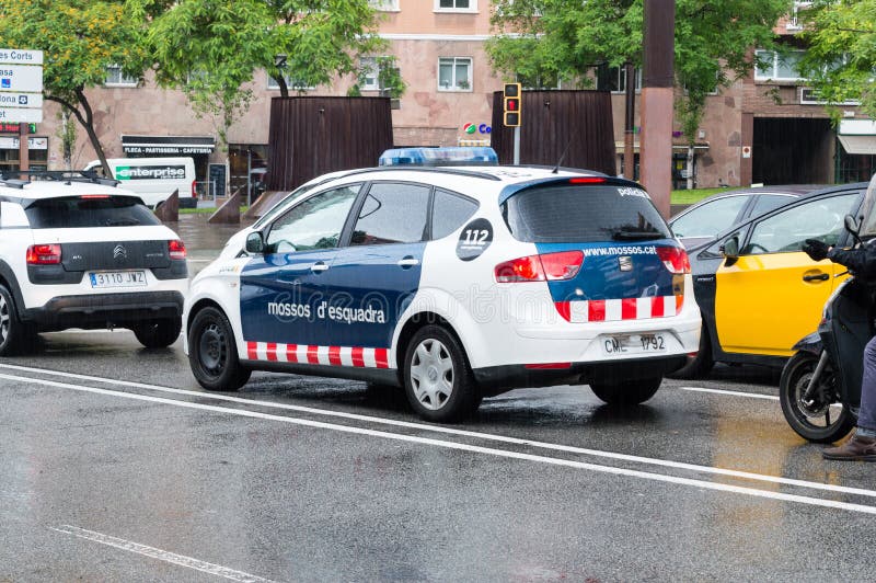 Veículo da patrulha de Esquadra do ` de Mossos d em um dia chuvoso imagem de stock Veículo da patrulha de Esquadra do ` de Mossos d em um dia chuvoso imagem de stock