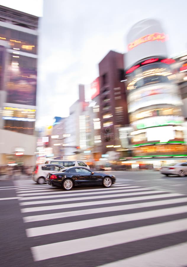 Carros em movimento com efeito de desfoque imagens de stock