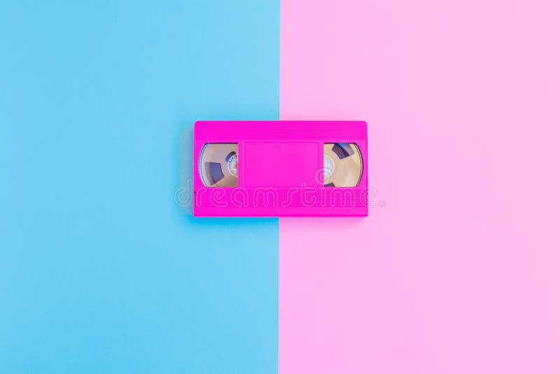 VHS kassett på mjuk rosa och blå pappers- bakgrund Minsta begrepp idérikt begrepp Den moderna yrkesmässiga filmkameran med Matteb arkivfoton VHS kassett på mjuk rosa och blå pappers- bakgrund Minsta begrepp idérikt begrepp Den moderna yrkesmässiga filmkameran med Matteb arkivfoton