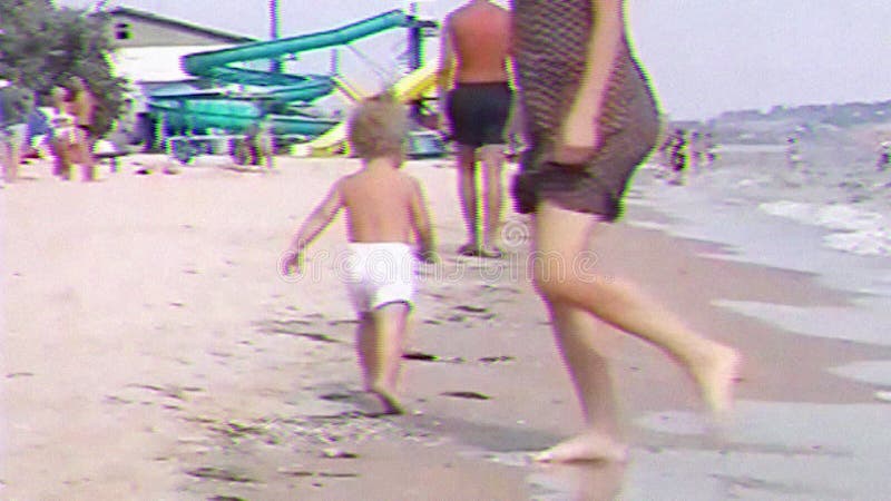 Vhs niñito en playa de mar