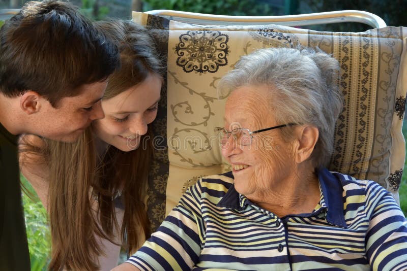 Vi och mormodern, syskon förvånar deras stor-mormor royaltyfri fotografi Vi och mormodern, syskon förvånar deras stor-mormor royaltyfri fotografi