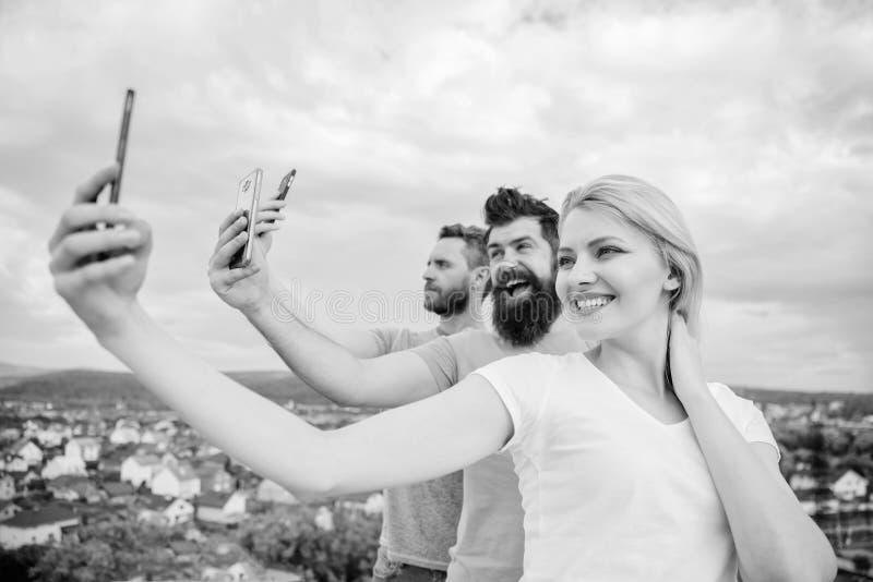 Vi? r alla individer Folket tycker om selfieskytte p? naturen B? sta v? n som tar selfie med kameratelefonen sexig flicka royaltyfria bilder