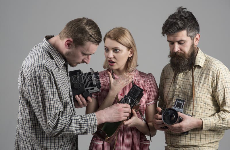 Vi älskar fotonyheterna Paparazzi eller photojournalists med gamla kameror för tappning 17 objekt Retro stilkvinna och fotografering för bildbyråer Vi älskar fotonyheterna Paparazzi eller photojournalists med gamla kameror för tappning 17 objekt Retro stilkvinna och fotografering för bildbyråer