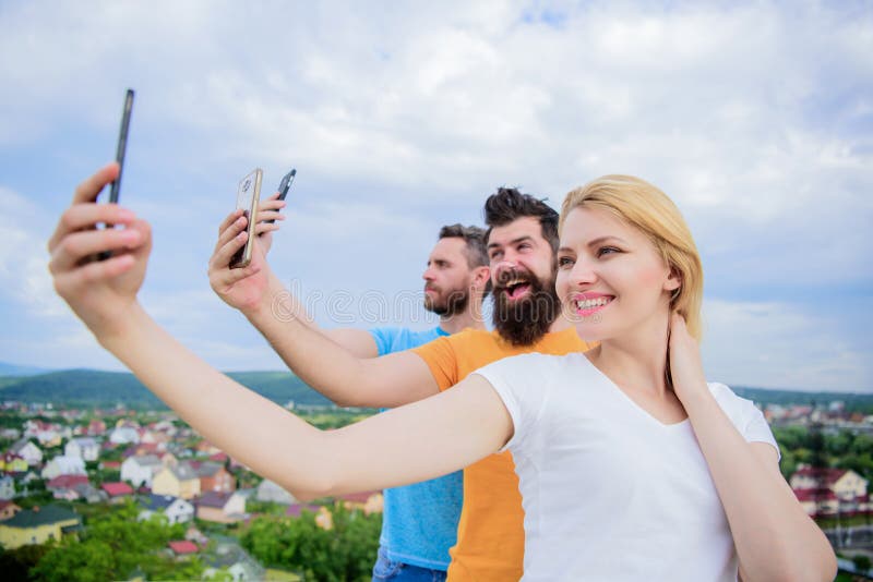 Vi är alla individer Folket tycker om selfieskytte på naturen Bästa vän som tar selfie med kameratelefonen sexig flicka royaltyfri bild