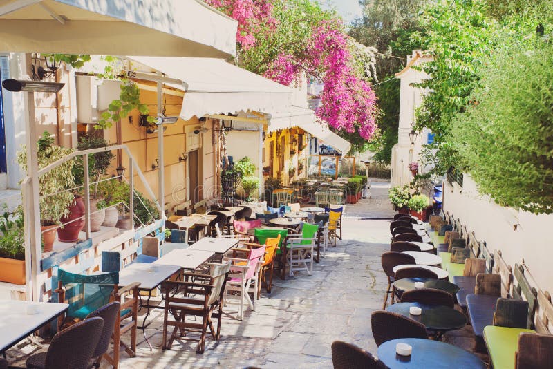 Via affascinante nel vecchio distretto di Plaka a Atene, Grecia fotografia stock Via affascinante nel vecchio distretto di Plaka a Atene, Grecia fotografia stock