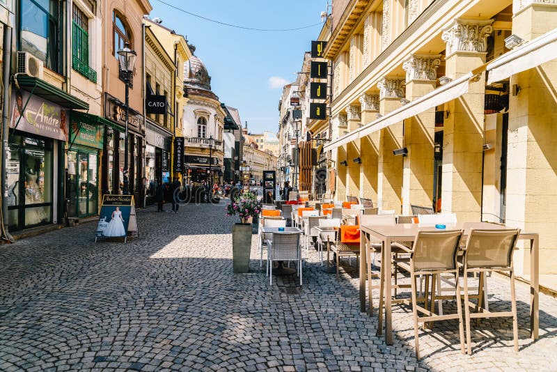 Via del centro di camminata di Lipscani della gente, una delle vie più occupate di Bucarest centrale immagini stock libere da diritti Via del centro di camminata di Lipscani della gente, una delle vie più occupate di Bucarest centrale immagini stock libere da diritti