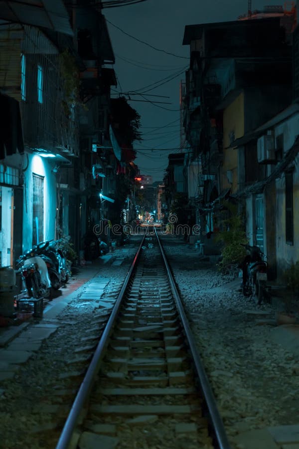 Via del treno di Hanoi alla notte immagine stock Via del treno di Hanoi alla notte immagine stock