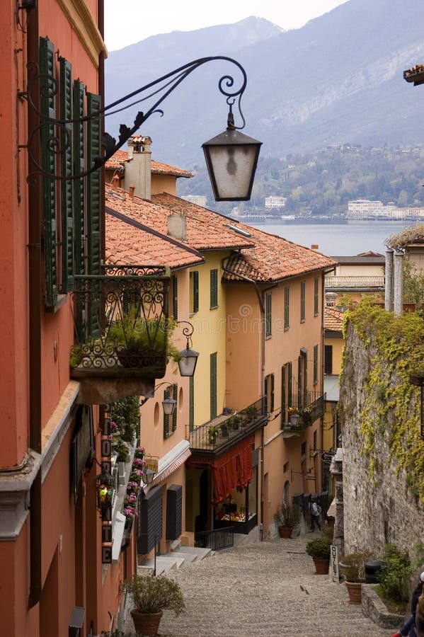 Via del villaggio di Como del lago fotografia stock Via del villaggio di Como del lago fotografia stock