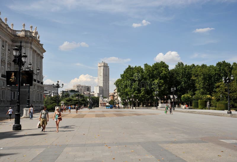 Via di Bailen con una vista della torre di Madrid fotografie stock libere da diritti Via di Bailen con una vista della torre di Madrid fotografie stock libere da diritti