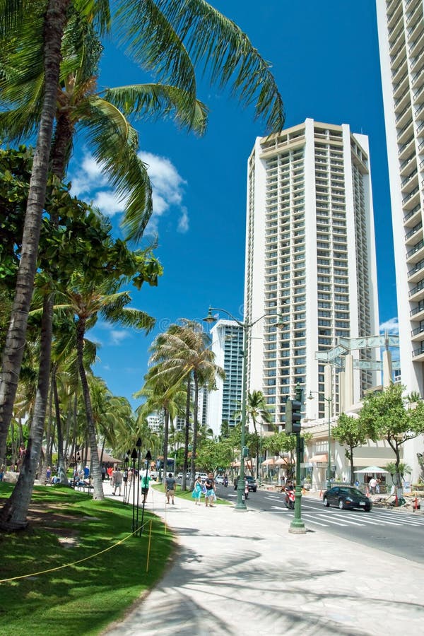 Via di Honolulu vicino alla spiaggia di Waikiki sull'isola Hawai di Oahu immagine stock libera da diritti Via di Honolulu vicino alla spiaggia di Waikiki sull'isola Hawai di Oahu immagine stock libera da diritti