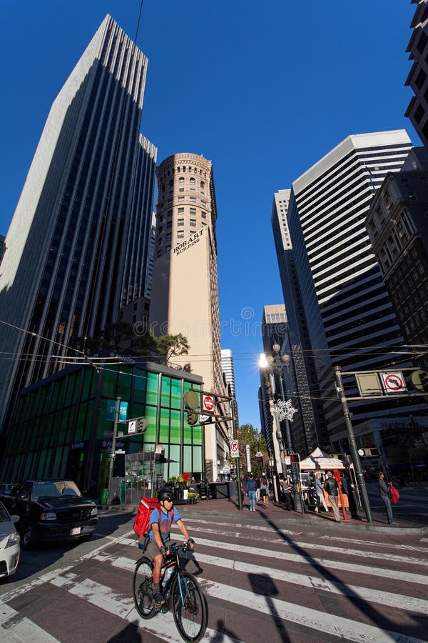 Via di Montgomery e via del mercato, San Francisco, U.S.A., il 5 dicembre 2017 immagini stock libere da diritti Via di Montgomery e via del mercato, San Francisco, U.S.A., il 5 dicembre 2017 immagini stock libere da diritti