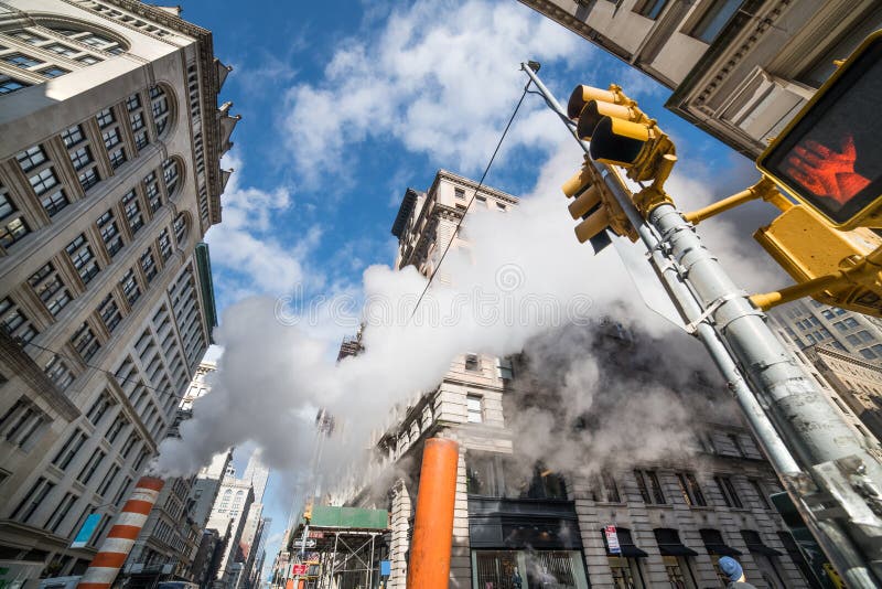 Via di New York Manhattan nel Midtown con vapore, i segni ed i segnali al giorno soleggiato immagini stock Via di New York Manhattan nel Midtown con vapore, i segni ed i segnali al giorno soleggiato immagini stock