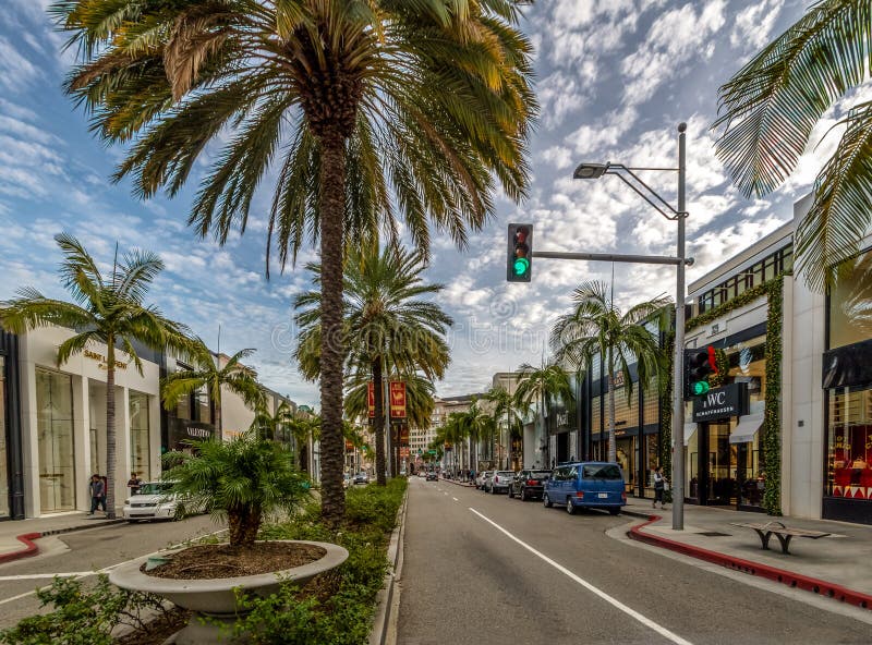 Via di Rodeo Drive con i depositi e le palme a Beverly Hills - Los Angeles, California, U.S.A. immagine stock Via di Rodeo Drive con i depositi e le palme a Beverly Hills - Los Angeles, California, U.S.A. immagine stock