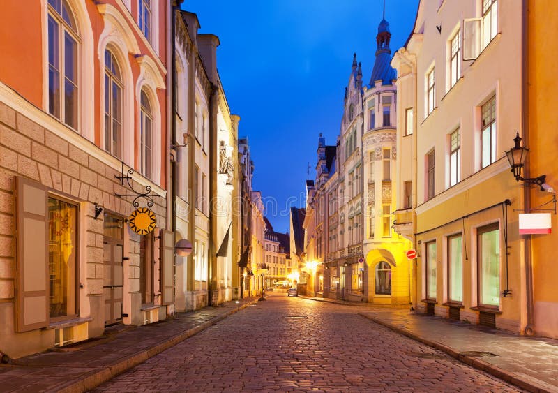 Via di sera nella vecchia città a Tallinn, Estonia