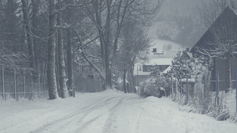 Via di Snowy della città della montagna, calamità della neve Paesaggio di inverno con neve di caduta