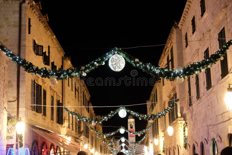Via di Stradun decorata con le luci di Natale e gli ornamenti, Ragusa
