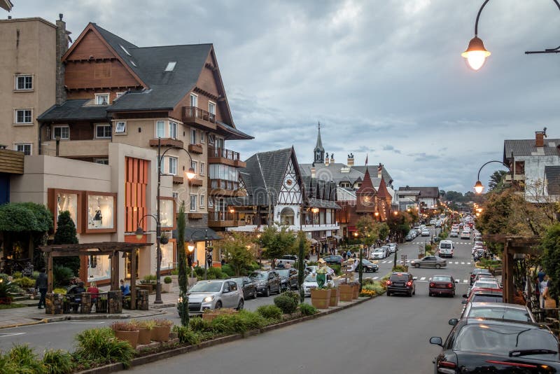 Via ed architettura della città di Gramado - Gramado, Rio Grande do Sul, Brasile fotografie stock libere da diritti Via ed architettura della città di Gramado - Gramado, Rio Grande do Sul, Brasile fotografie stock libere da diritti