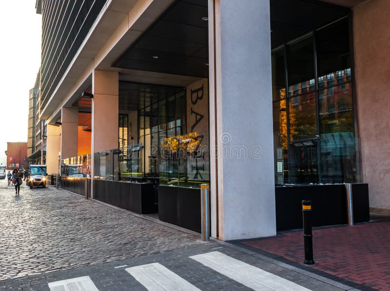 bicicletta davanti a un palazzo moderno new york