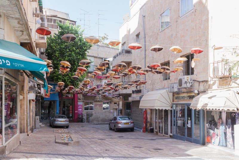 Via HaKarmel decorato con i cappelli messicani del sombrero in Jerusale fotografie stock Via HaKarmel decorato con i cappelli messicani del sombrero in Jerusale fotografie stock