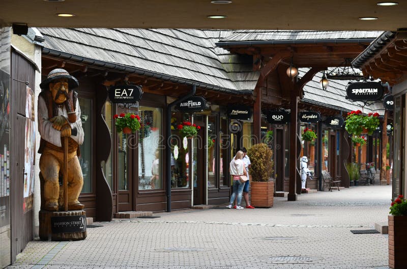 Via Krupowki 29, Zakopane, Polonia di modo immagini stock Via Krupowki 29, Zakopane, Polonia di modo immagini stock