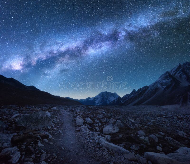 Via Lattea e montagne Paesaggio di notte fotografia stock Via Lattea e montagne Paesaggio di notte fotografia stock