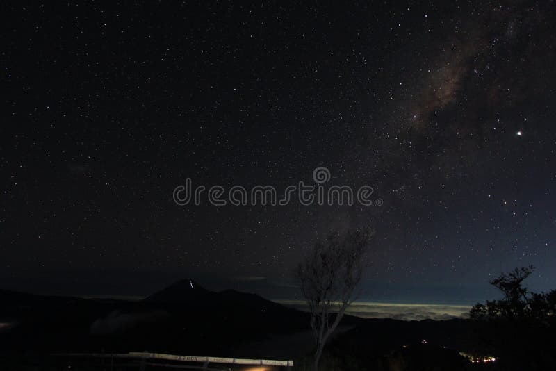 Via Lattea nel cielo del supporto Bromo, East Java, Indonesia immagini stock Via Lattea nel cielo del supporto Bromo, East Java, Indonesia immagini stock