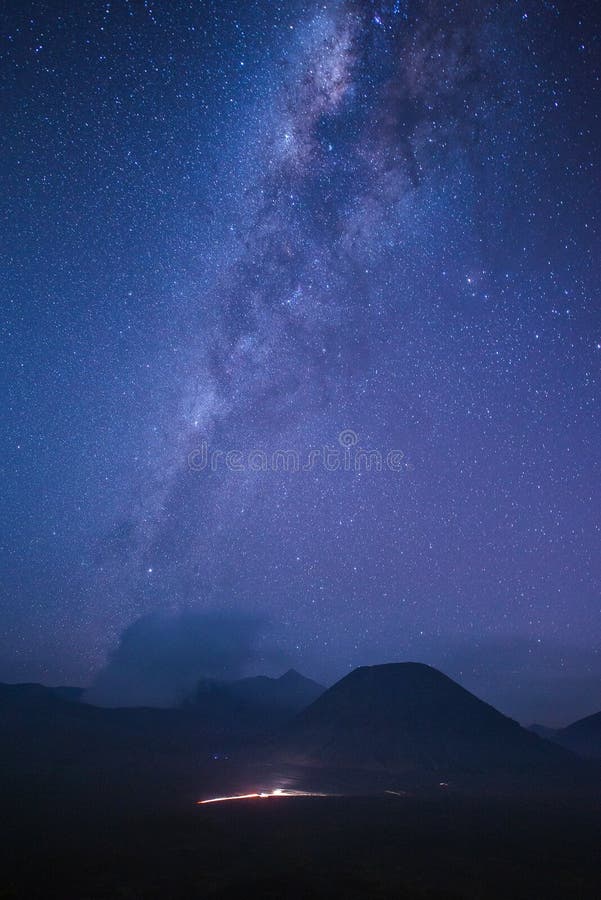 Via Lattea sopra la montagna di bromo fotografie stock Via Lattea sopra la montagna di bromo fotografie stock