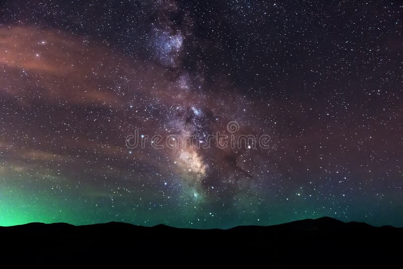 Via Lattea sopra le montagne fotografie stock Via Lattea sopra le montagne fotografie stock
