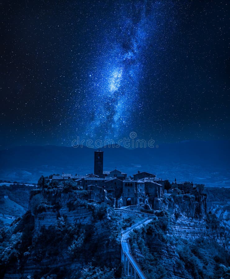 Via Látea sobre a cidade velha de Bagnoregio, Itália imagens de stock Via Látea sobre a cidade velha de Bagnoregio, Itália imagens de stock