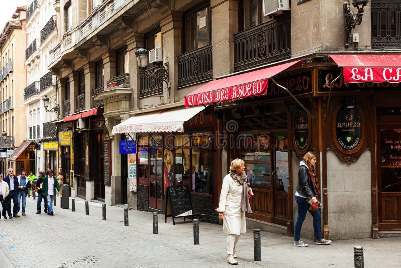 Via pittoresca con il caffè spagnolo tipico a Madrid fotografia stock Via pittoresca con il caffè spagnolo tipico a Madrid fotografia stock
