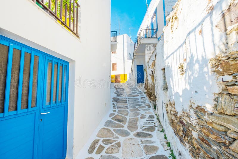 Via stretta con le case rustiche nel villaggio di Lefkes immagini stock libere da diritti Via stretta con le case rustiche nel villaggio di Lefkes immagini stock libere da diritti