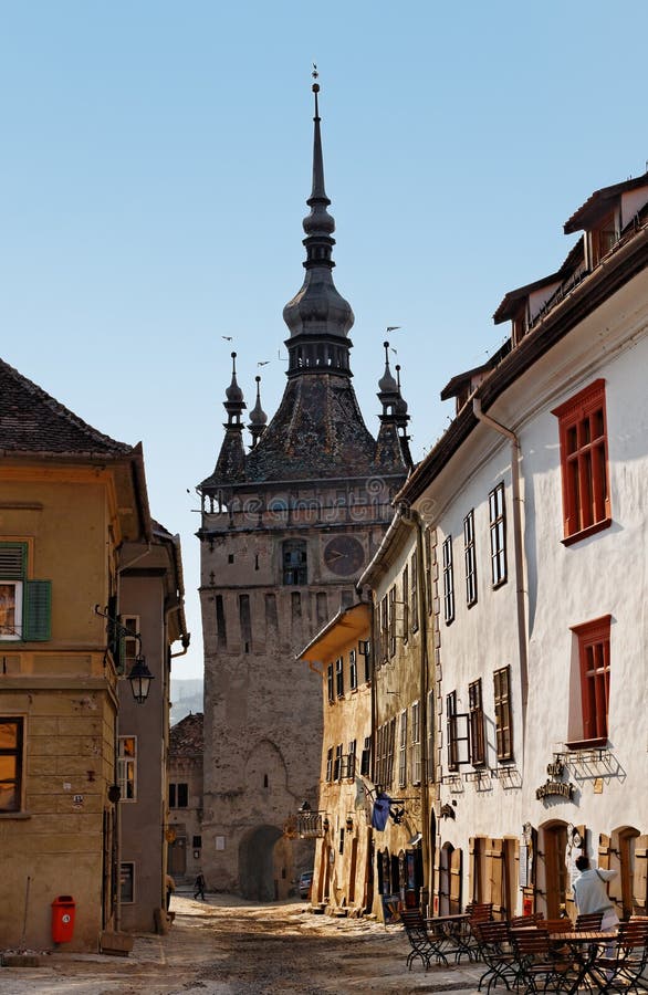 Via stretta in Sighisoara immagine stock Via stretta in Sighisoara immagine stock