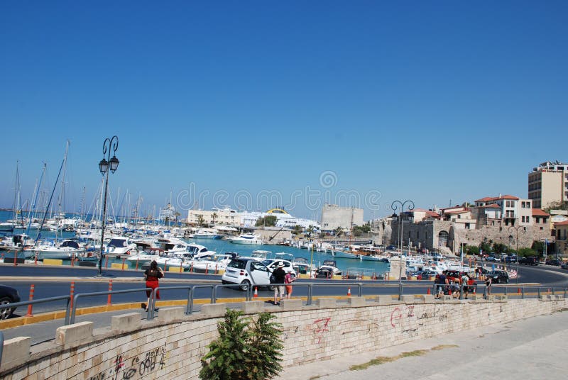 Via sul pilastro con gli yacht nella stazione turistica di Candia, Creta fotografia stock Via sul pilastro con gli yacht nella stazione turistica di Candia, Creta fotografia stock