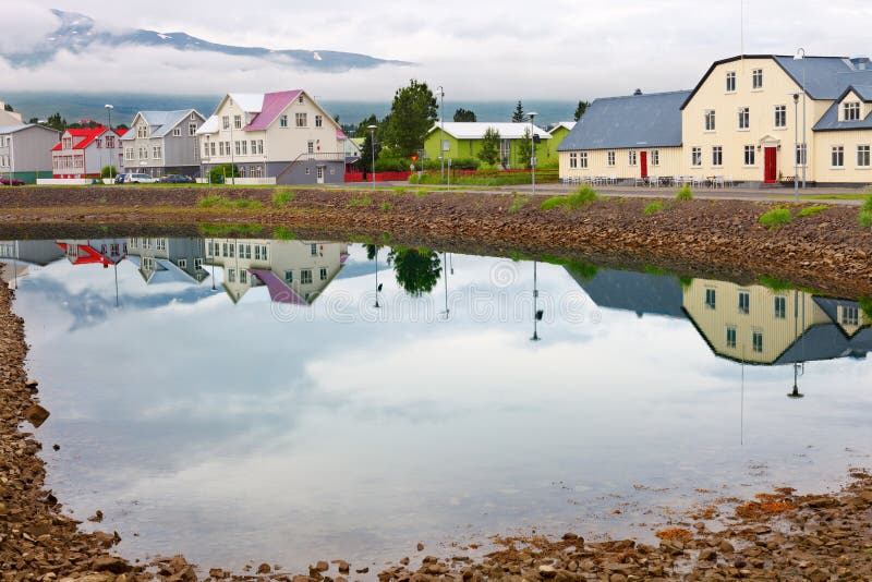 Via tipica di Akureyri del centro fotografie stock libere da diritti Via tipica di Akureyri del centro fotografie stock libere da diritti