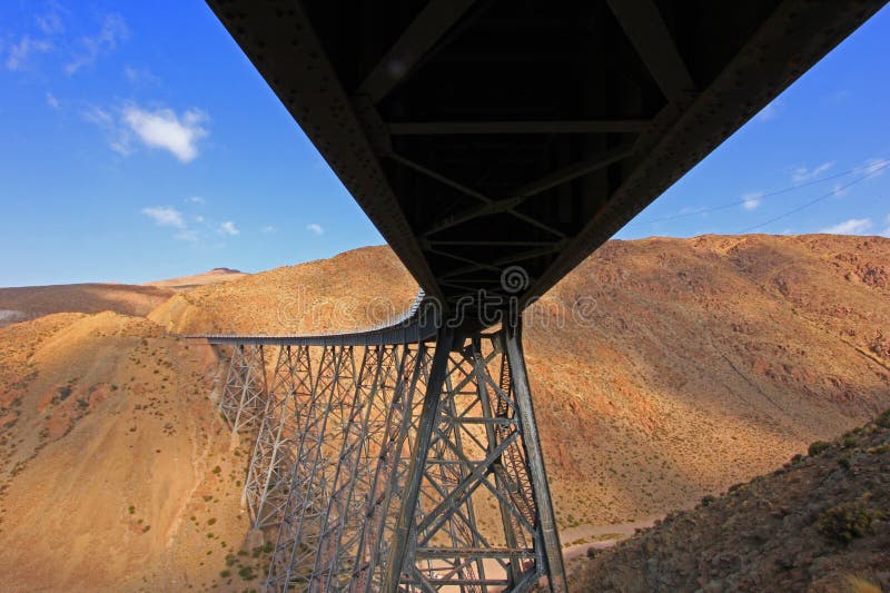 Viaducto de Polvorilla del La, Tren un Las Nubes, al noroeste de la Argentina fotos de archivo Viaducto de Polvorilla del La, Tren un Las Nubes, al noroeste de la Argentina fotos de archivo