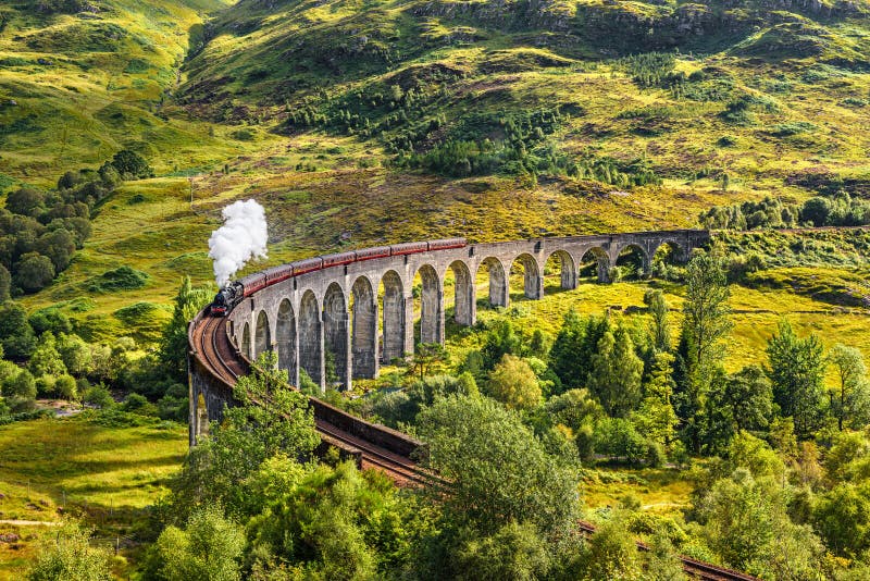 Viaducto ferroviario de Glenfinnan en Escocia con un tren del vapor