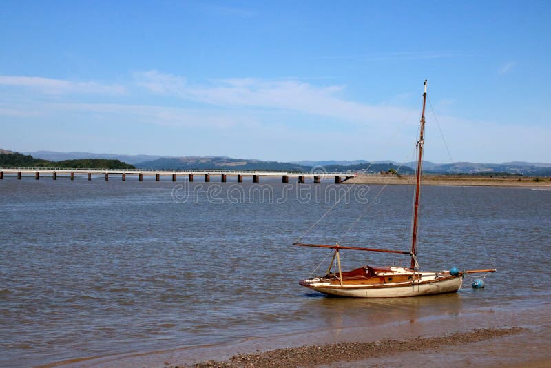 Viaducto histórico Cumbria de Kent Arnside del río del yate imagen de archivo libre de regalías Viaducto histórico Cumbria de Kent Arnside del río del yate imagen de archivo libre de regalías