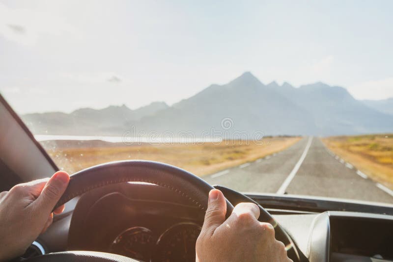 Viagem de carro, percurso de carro, mãos aventuras do condutor no volante
