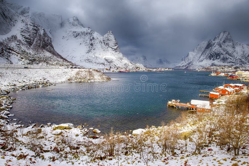 Viagem e destinos de Noruega Reine Viewpoint pitoresca