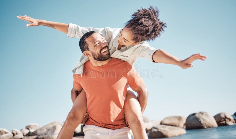 Jogo de avião e pai com filha no quarto para acordar de manhã e fim de  semana feliz animado e engraçado com homem e menina brincando na casa da  família para felicidade