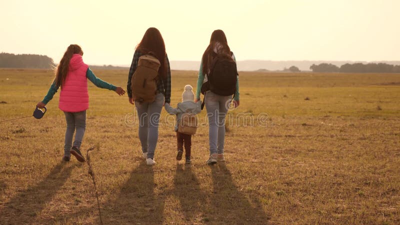 Viaggi della famiglia con il cane attraverso le pianure e le montagne madre, derivati e turisti domestici degli animali domestici video d archivio