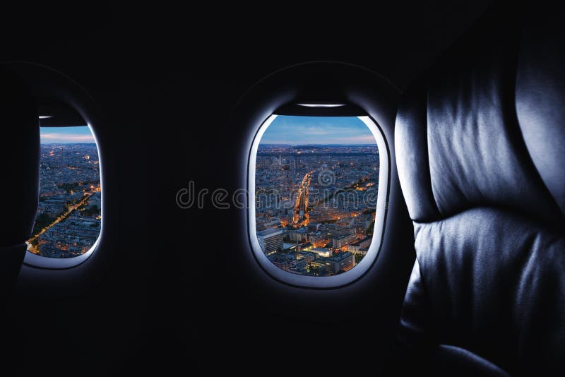 Viaggiando in aeroplano, osservando con la vista piana della città e della finestra la notte fotografia stock Viaggiando in aeroplano, osservando con la vista piana della città e della finestra la notte fotografia stock