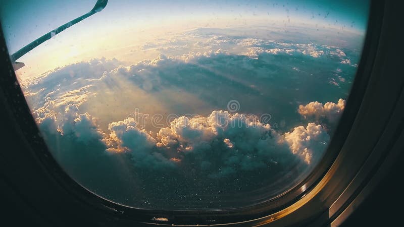 Viaggiando dall'aria Vista attraverso la finestra dell'aeroplano sul fondo di Sun
