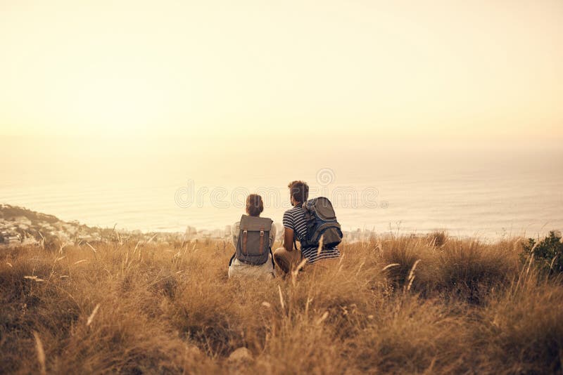 Viaggiare in coppia e fare escursionismo in montagna e amore nella foresta per avventure e viaggi per legare. Esterno fotografia stock