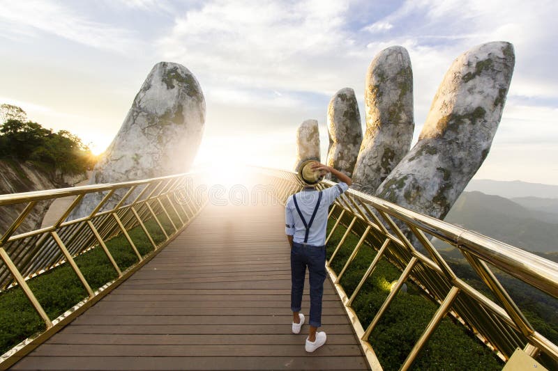 Viaggiatore che cammina sul ponte dorato di Bana Hill Danang Vietnam fotografia stock libera da diritti