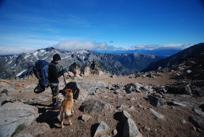 Viaggiatore con zaino e sacco a pelo e un cane nell'aria aperta fotografia stock libera da diritti Viaggiatore con zaino e sacco a pelo e un cane nell'aria aperta fotografia stock libera da diritti