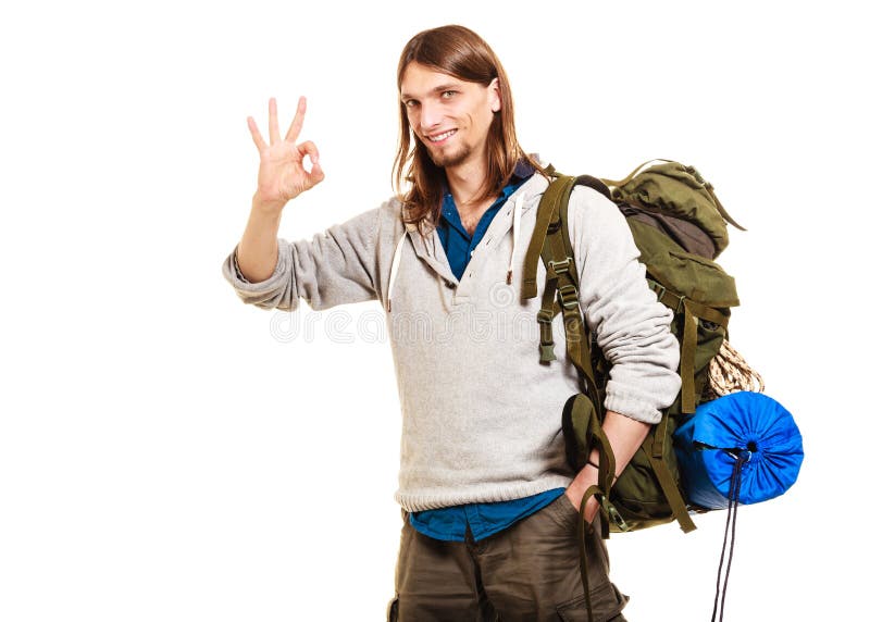 Viaggiatore con zaino e sacco a pelo turistico dell'uomo che mostra gesto giusto Corsa immagini stock Viaggiatore con zaino e sacco a pelo turistico dell'uomo che mostra gesto giusto Corsa immagini stock