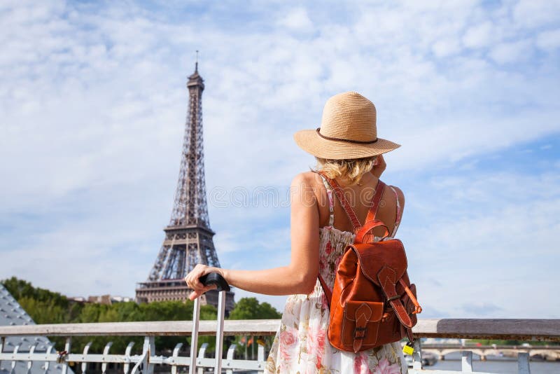 Viaggiatore con zaino e sacco a pelo turistico a Parigi, viaggio in Europa