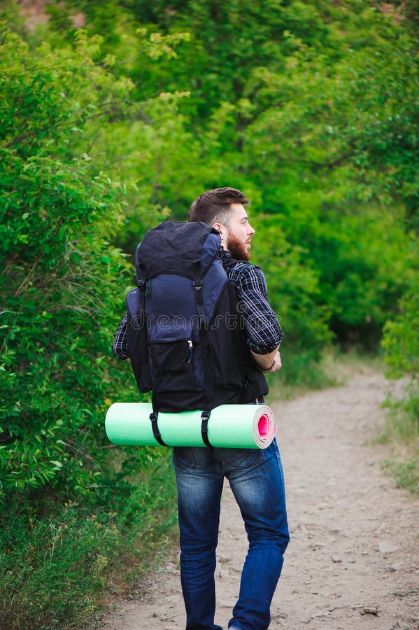 Viaggiatore del giovane con il rilassamento dello zaino all'aperto Vacanze estive e stile di vita che fanno un'escursione concett immagine stock libera da diritti Viaggiatore del giovane con il rilassamento dello zaino all'aperto Vacanze estive e stile di vita che fanno un'escursione concett immagine stock libera da diritti