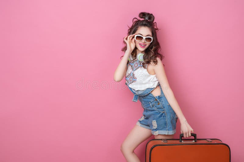 Viaggiatore felice della donna di bellezza che tiene una valigia d'annata sulla strada Concetti di viaggio di stile di vita della immagini stock Viaggiatore felice della donna di bellezza che tiene una valigia d'annata sulla strada Concetti di viaggio di stile di vita della immagini stock